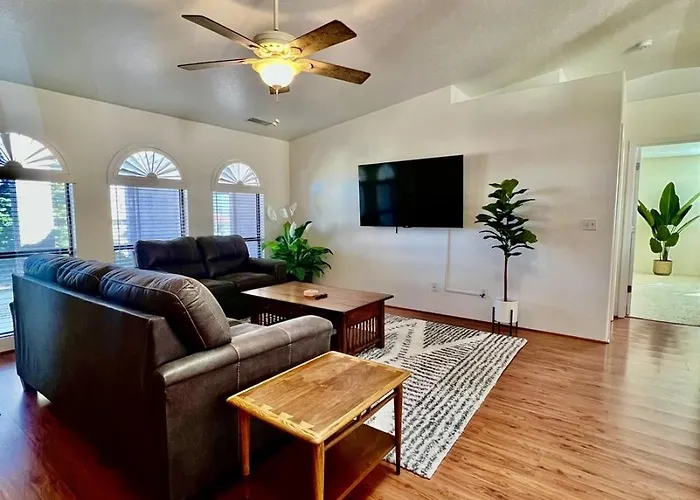 Spacious Wfenced Yard & Loc *