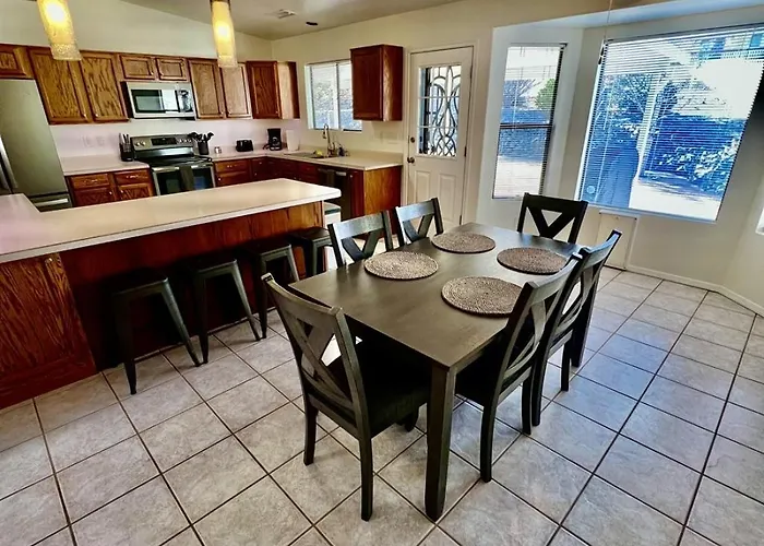 Spacious Wfenced Yard & Loc Holiday home *