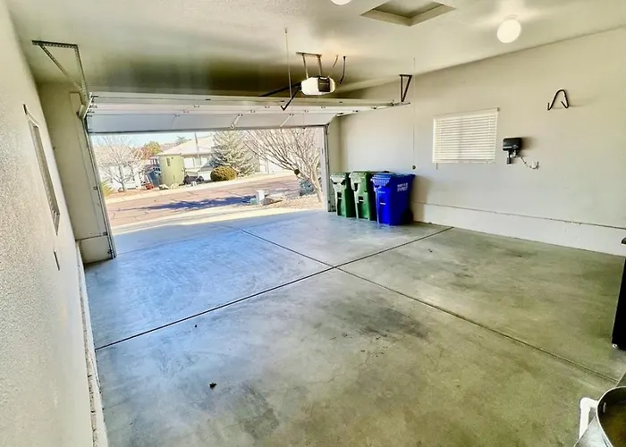 Spacious Wfenced Yard & Loc Holiday home *