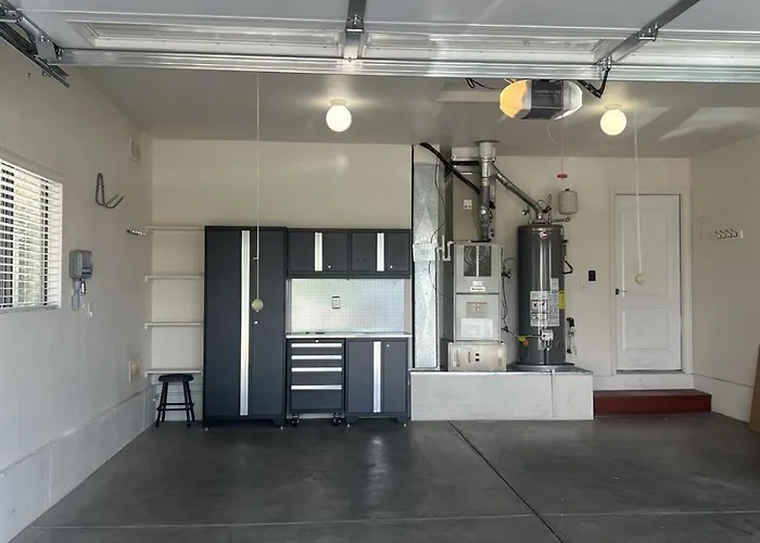 Spacious Wfenced Yard & Loc Holiday home *