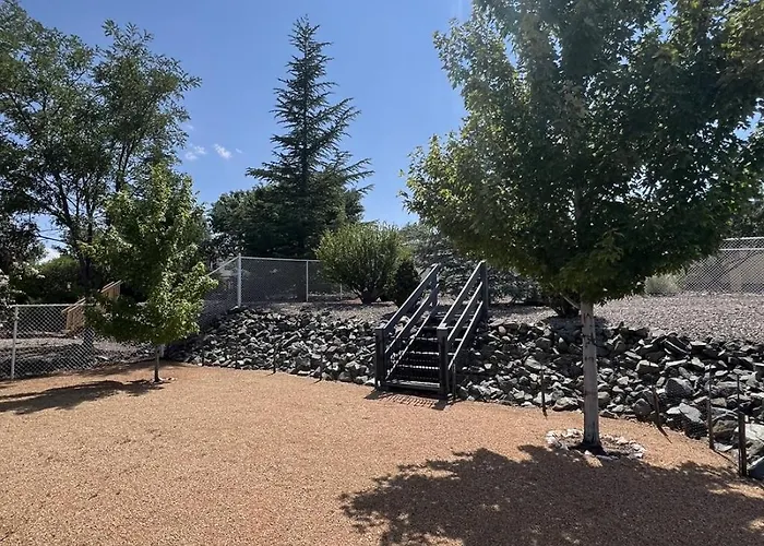Spacious Wfenced Yard & Loc *