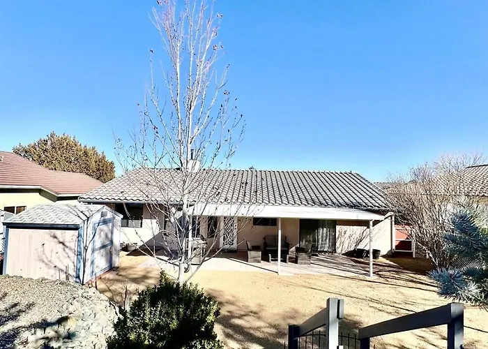 Spacious Wfenced Yard & Loc Holiday home *