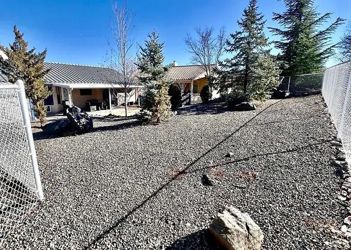 Holiday home Spacious Wfenced Yard & Loc