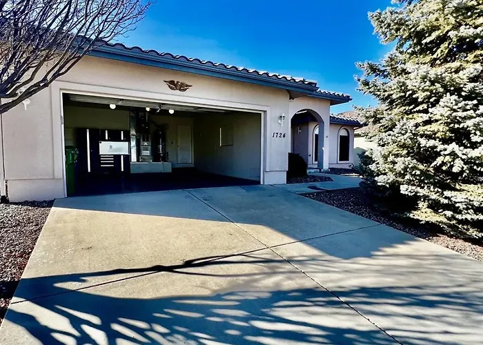 Spacious Wfenced Yard & Loc Holiday home *
